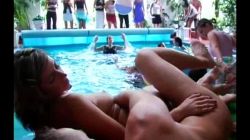 Hot partito babes cazzo a bordo piscina