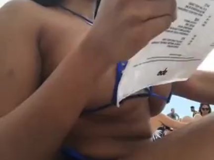 Sexy Dominicana Moria Mills su Instagram live in micro bikini a bordo piscina