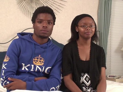 Una ragazza nera viene sbattuta da dietro dal suo ragazzo in un video fatto in casa